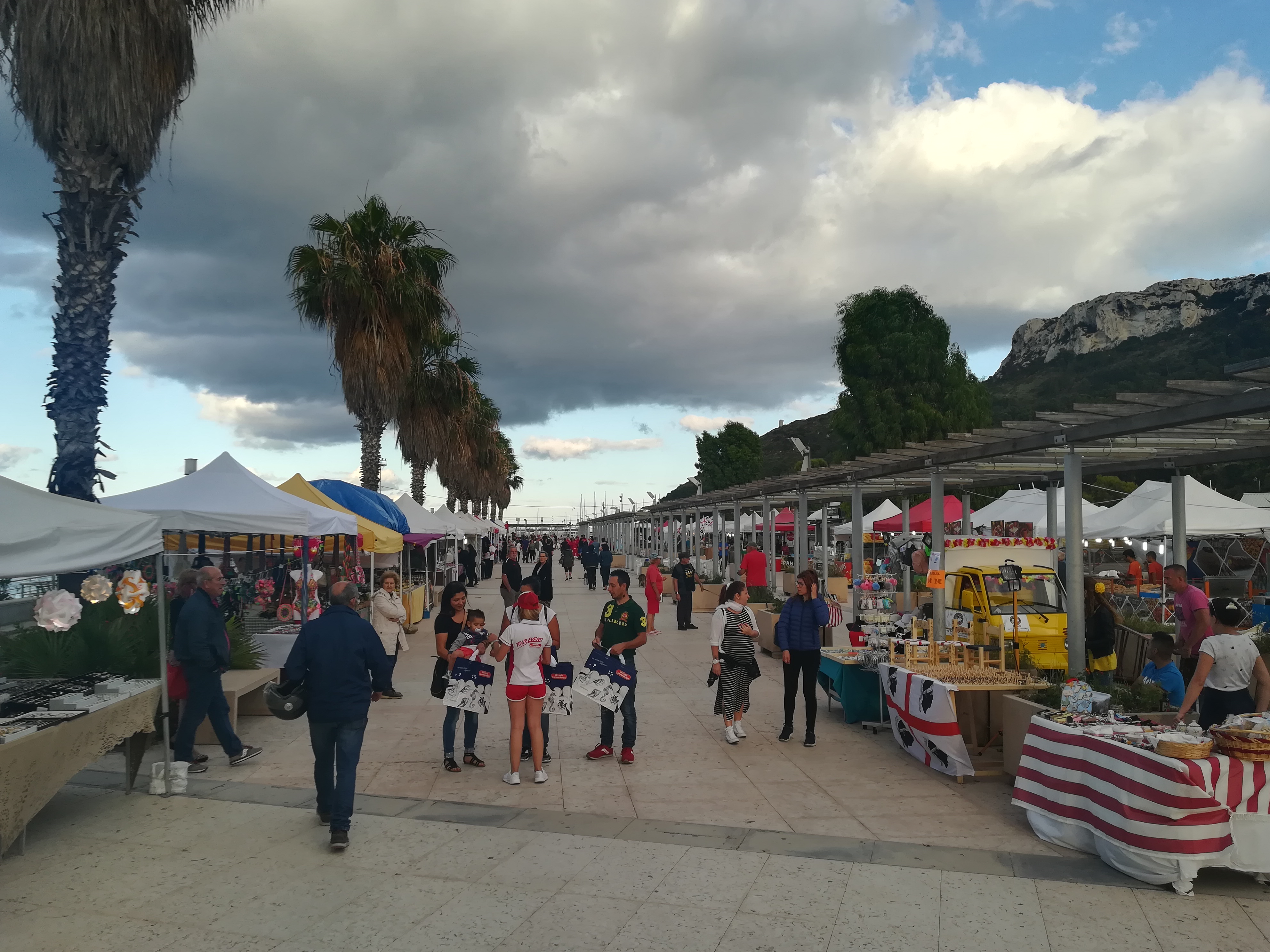 Cagliari, è già estate a Marina Piccola: relax in riva al mare tra birra e dj set
