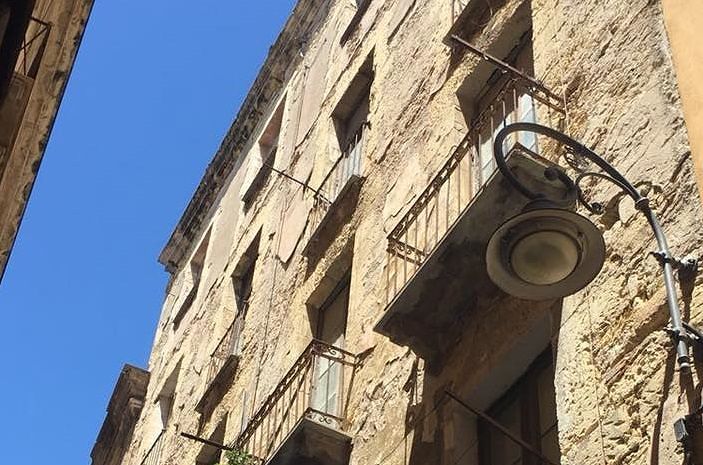 Cagliari, paura a Castello: pioggia di calcinacci da un palazzo