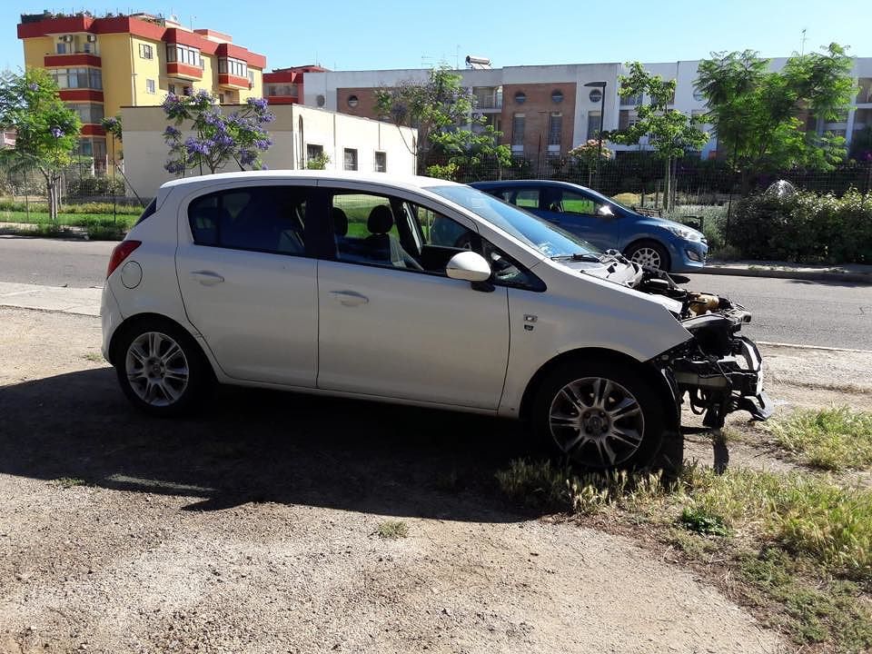 Un’auto letteralmente “scuoiata”, l’assurda firma dei ladri a Selargius: “Ora riporta tutti i pezzi…”