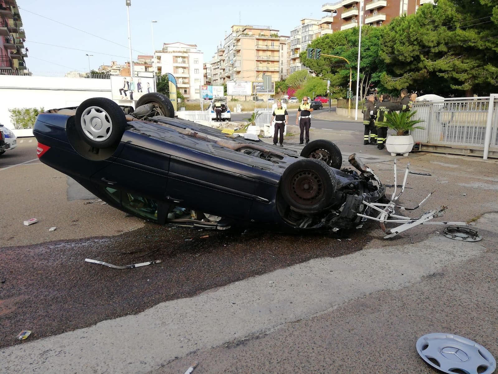 Cagliari, auto sfonda la recinzione di un negozio e si ribalta: 72enne all’ospedale