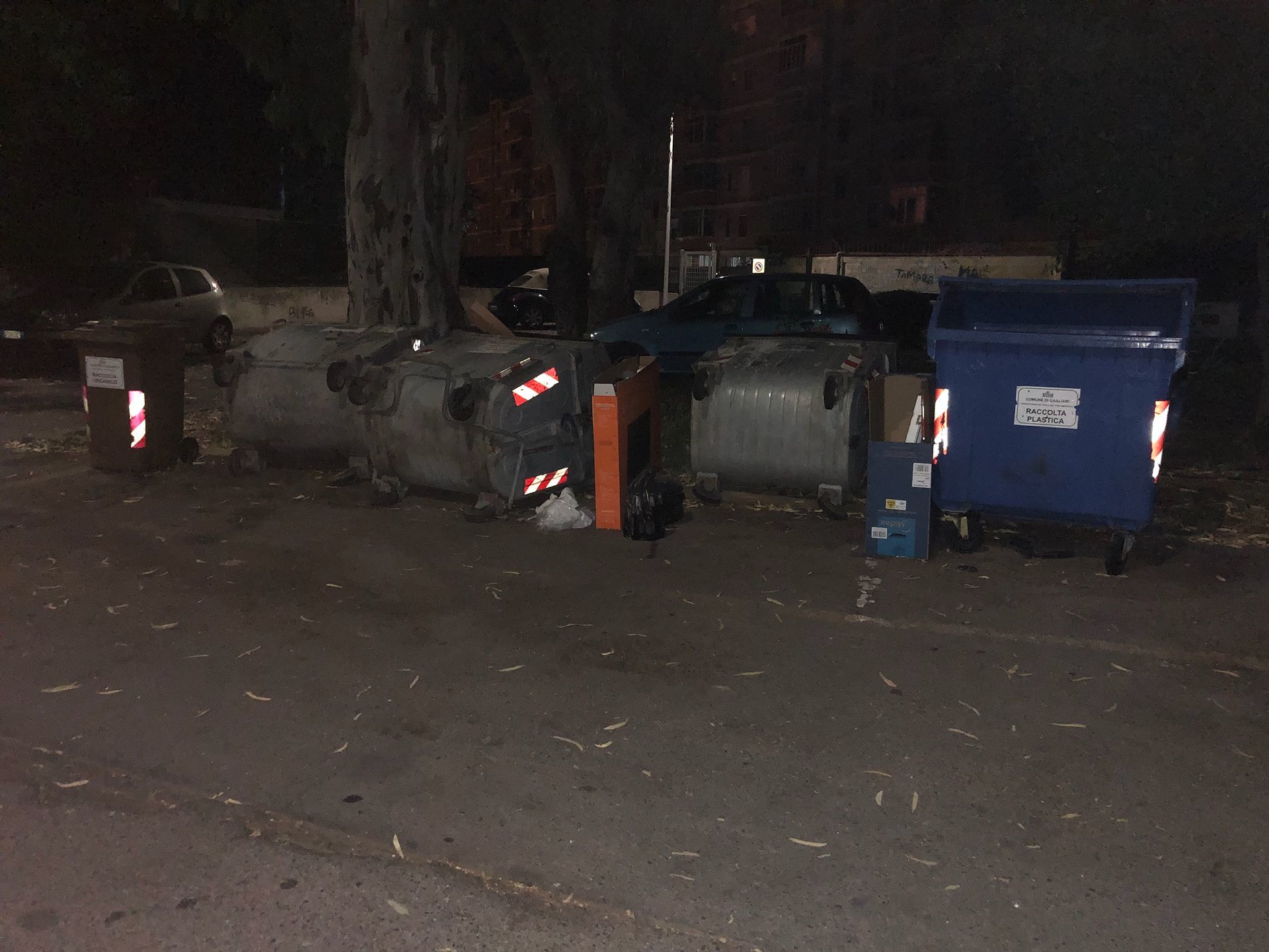 Cagliari, notte brava in via Premuda: vandali danneggiano auto e cassonetti