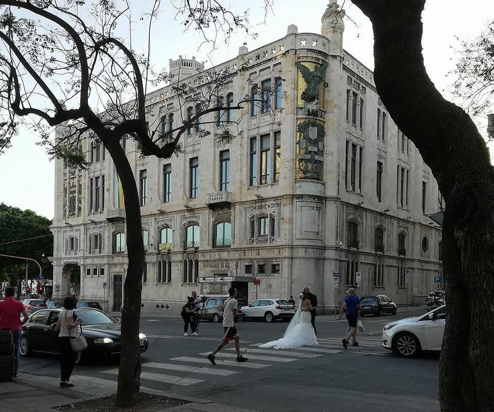 Cagliari, fermi tutti: gli sposi si baciano in mezzo alla strada