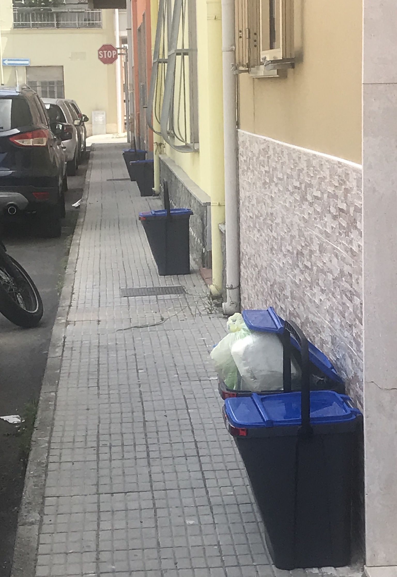 Via Fratelli Bandiera, il flop del porta a porta: “Nessuno ritira la plastica”