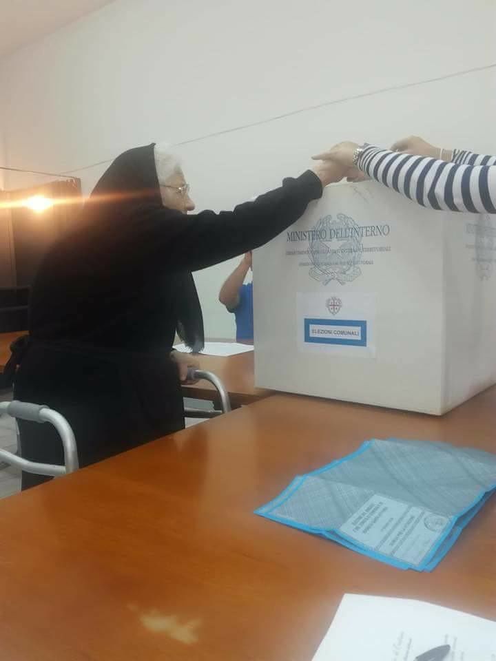 Zia Rosa, 101 anni, sarda: va a votare per non lasciare il suo paese in mano a un commissario