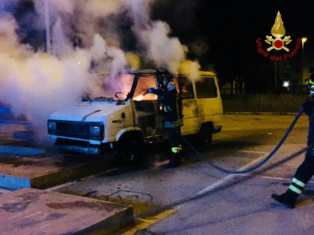 Furgone in fiamme nella notte a Quartu, intervengono i vigili del fuoco