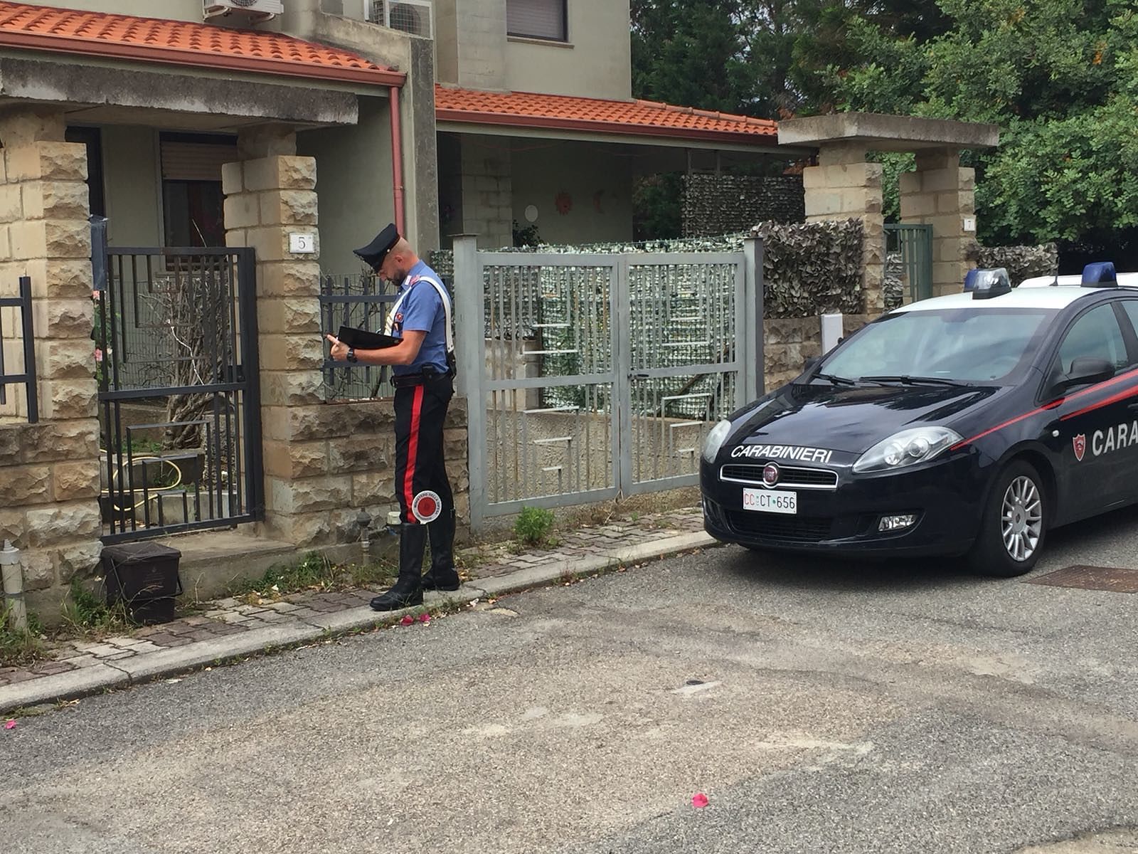 Lancia un coltello contro il padre, giovane in manette a Carbonia