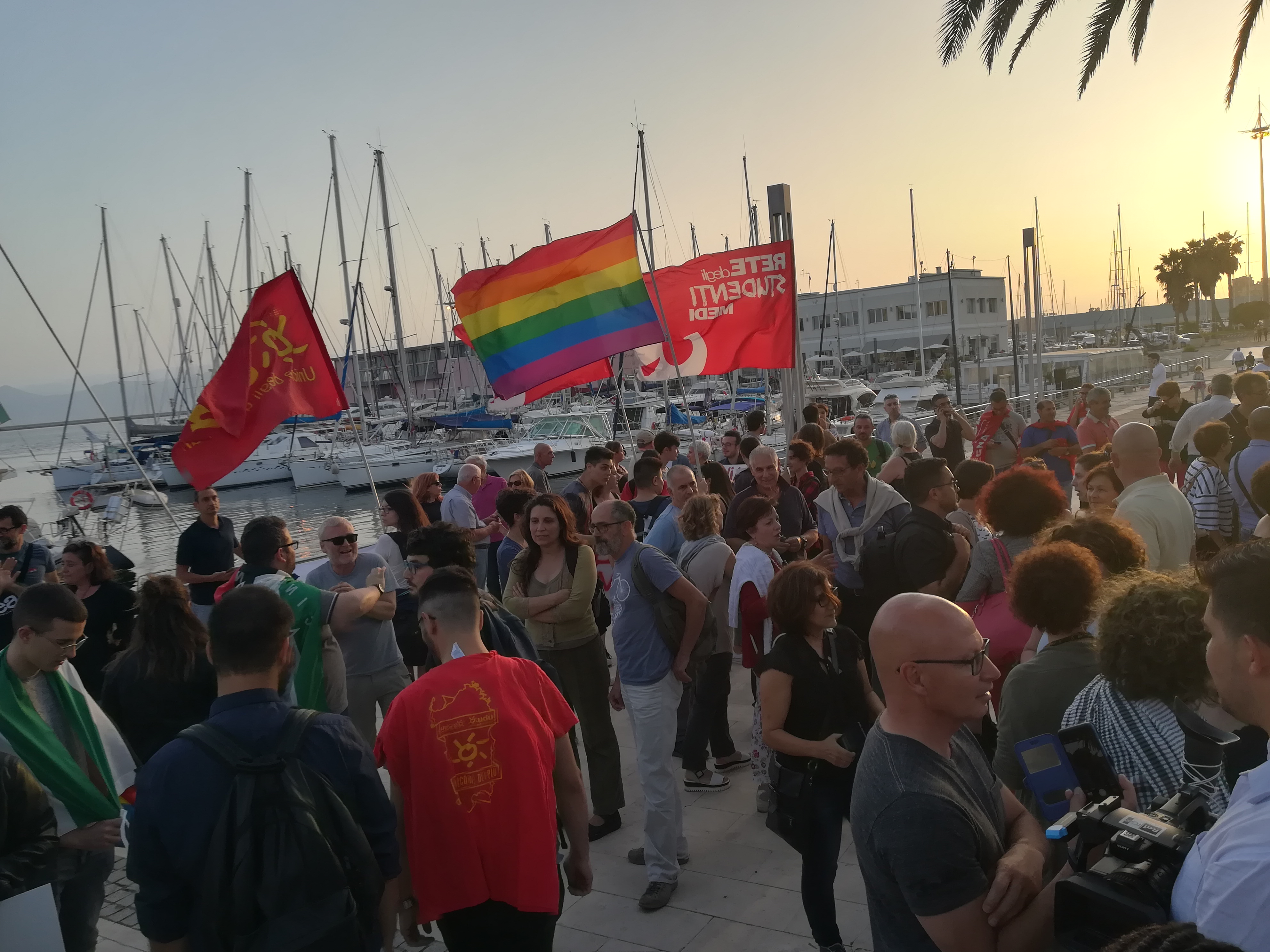 Centinaia in piazza a Cagliari per i migranti e contro Salvini, ma è bufera sui social