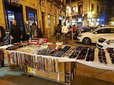 Cagliari, Fdi: “Mette le sedie nello spazio degli ambulanti abusivi. Multato bar in piazza Yenne”