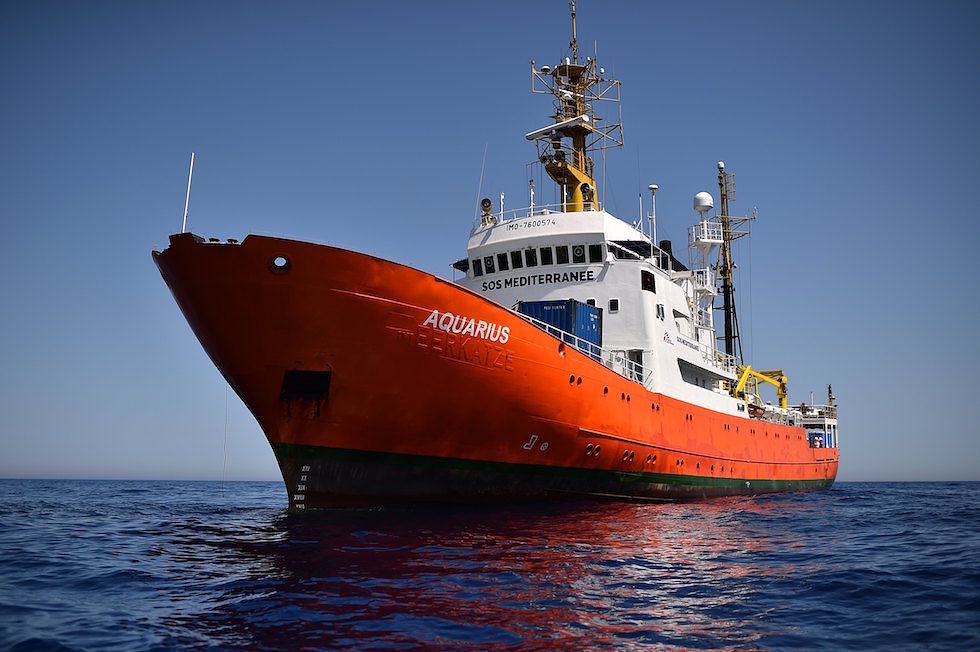 Aquarius, migranti trasportati verso la Spagna: in azione anche navi italiane