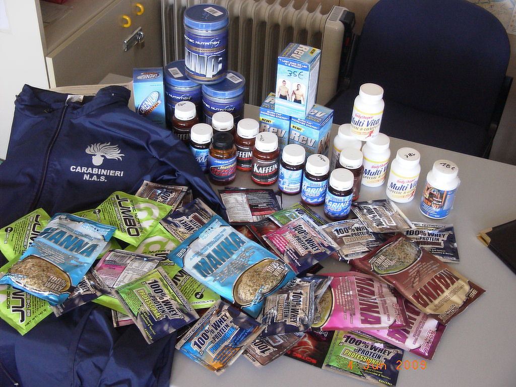 Integratori col trucco in vendita in una parafarmacia cagliaritana: blitz dei Nas