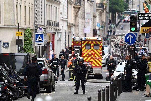 Panico a Parigi, uomo armato prende ostaggi in centro: forse ha una bomba