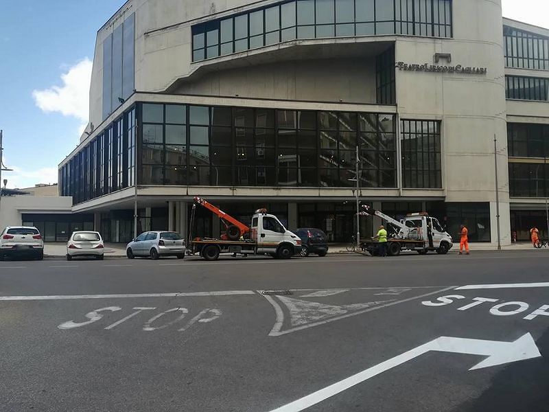 Cagliari, scacco ai furbetti del parcheggio del Lirico: strage di multe e auto rimosse