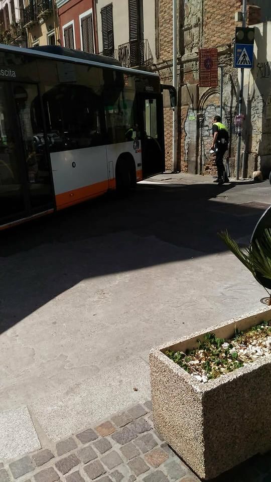Cagliari, il curioso tifo per il pullman che torna nel Corso: “Dai che ci passa!”