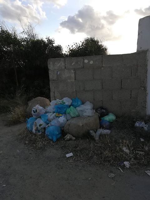 Gli incivili di Geremeas “smascherati” dai nostri lettori: immondezza che deturpa la costa