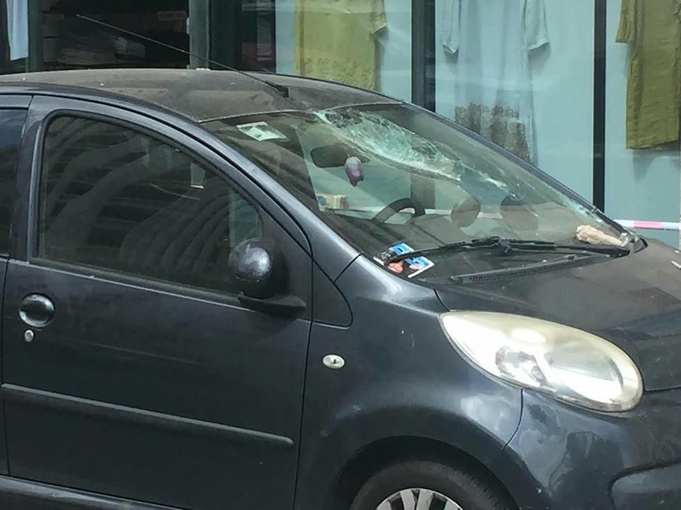 Cagliari, paura in via Lo Frasso: cornicione crolla e sfonda il parabrezza di un’auto