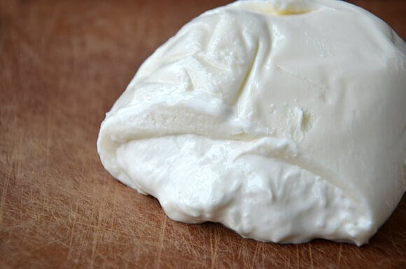 Frammento di metallo in mozzarella tedesca, allerta RASFF per corpi estranei nel latticino