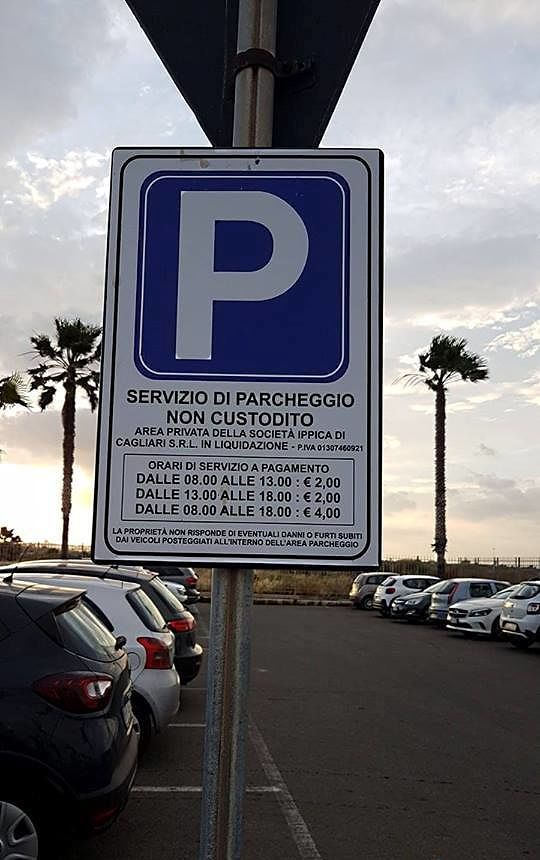 Al Poetto un’onda blu che fa arrabbiare: i parcheggi dell’Ippodromo diventano a pagamento
