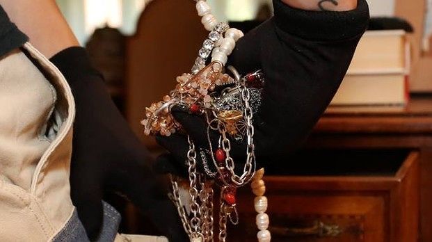 Sardegna, ruba i gioielli dell’amica e li rivende al Compro Oro: nei guai 50enne