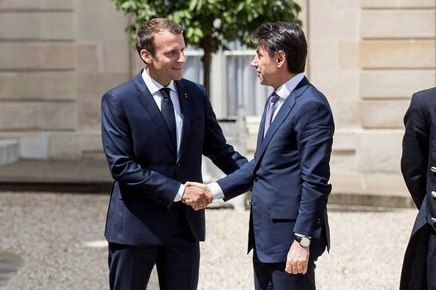 Conte-Macron, la stretta di mano che sigla la pace: “Ora hotspot in Africa”