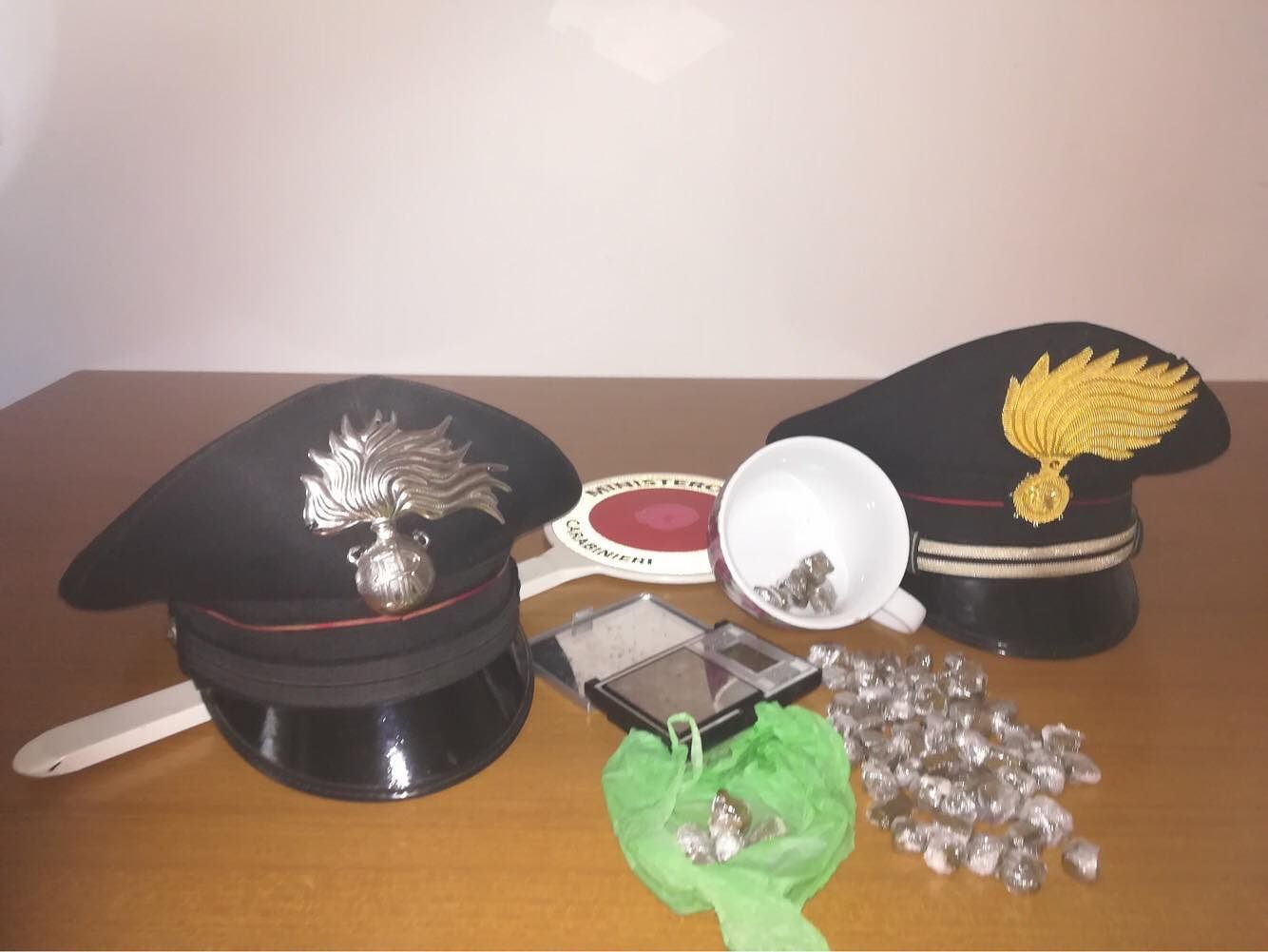 Giba, nasconde 80 grammi di hashish sotto il frigorifero: nei guai 27enne