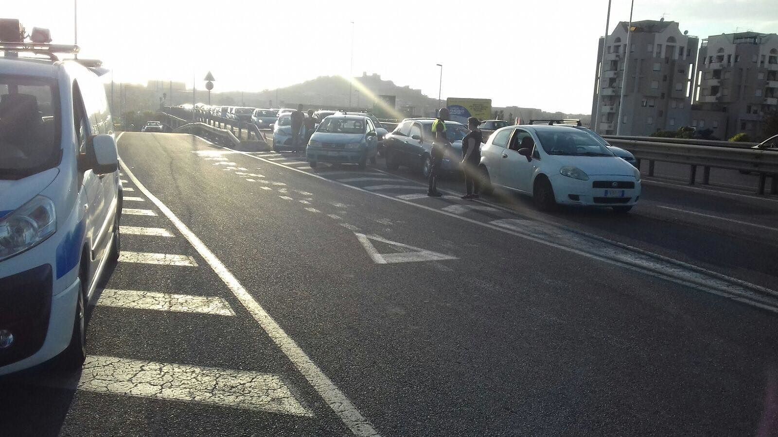 Cagliari, incidente sull’asse mediano: 5 auto coinvolte, traffico in tilt