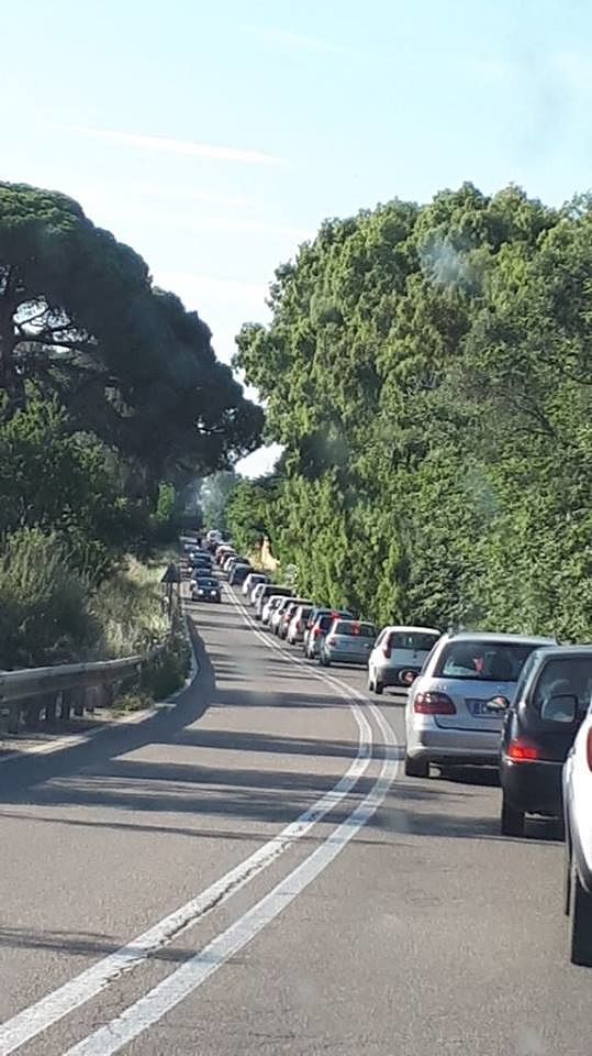 Benvenuti all’inferno Sulcitana: migliaia di cagliaritani intrappolati al ritorno dalle spiagge