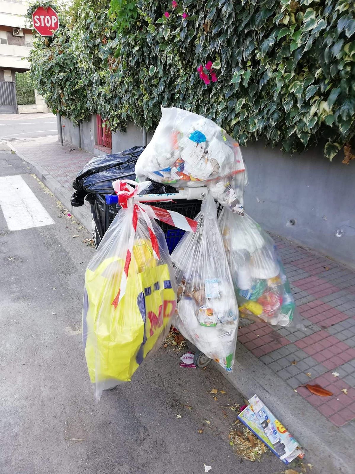 Porta a porta, “a Pirri carrello della spesa trasformato in cassonetto: una vergogna”