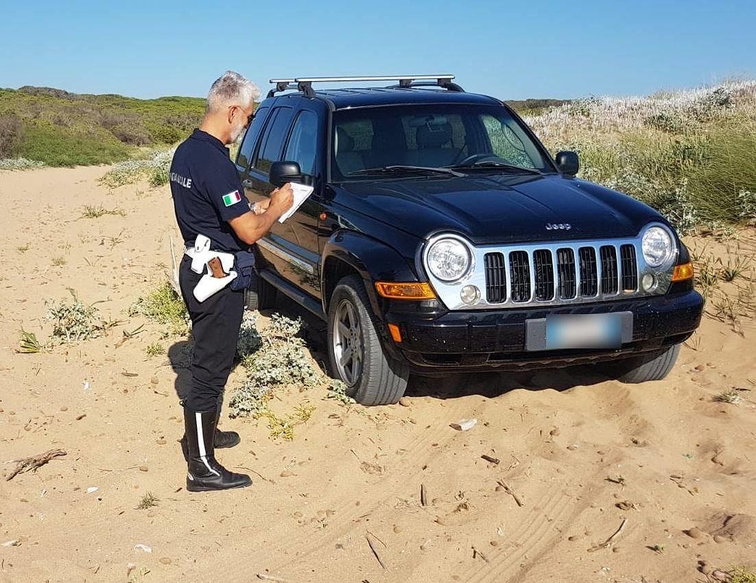 Col Suv sulla spiaggia, ecco il super cafone multato a Porto Ferro
