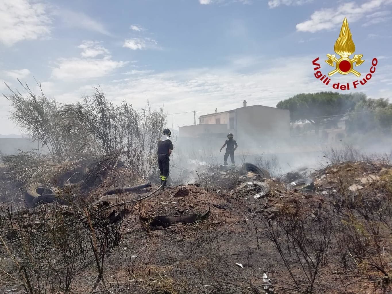 Due vasti incendi di sterpaglie divampano a Elmas: domati dai vigili del fuoco
