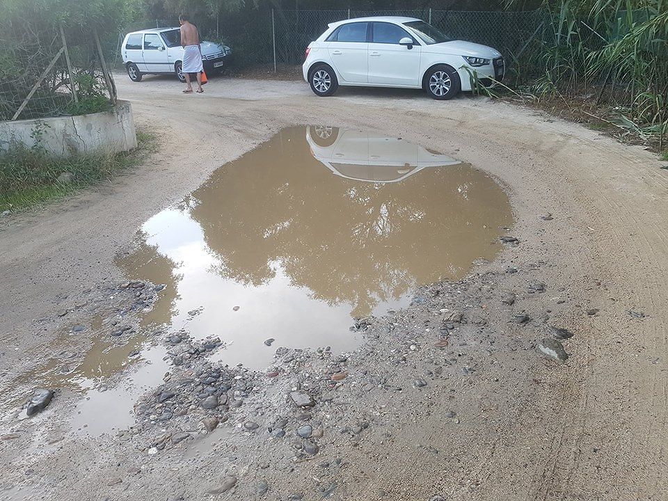 “Pozzanghere grandi come voragini e zanzare, così viene distrutto il paradiso di Costa Rei”