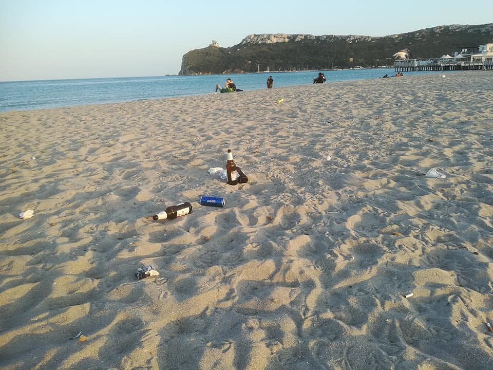 Cagliari, al Poetto arrivano l’estate “e i giovani maiali: la spiaggia è una discarica”
