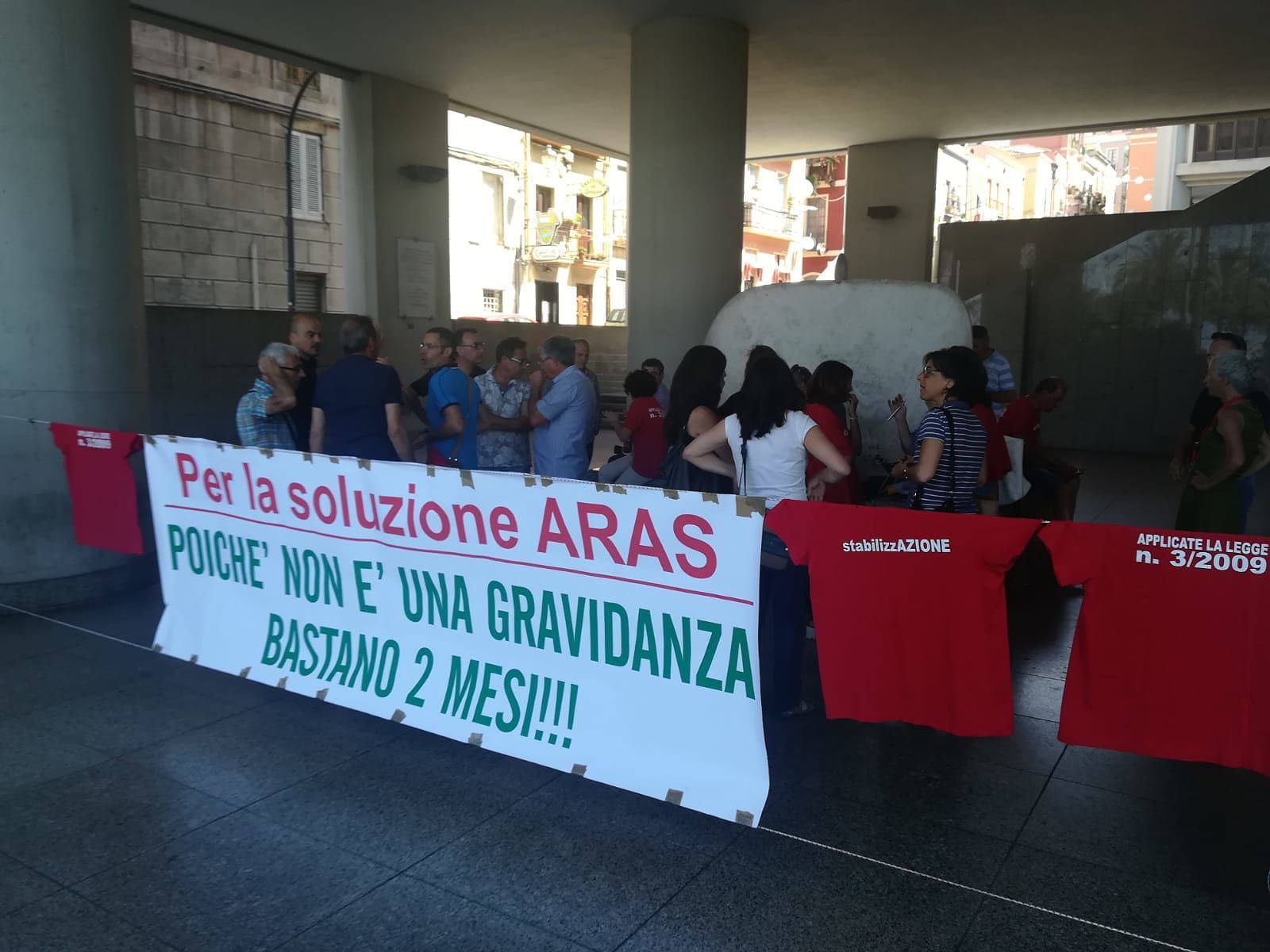 Cagliari, la rabbia di 300 veterinari e agronomi: “Senza stipendio e alla canna del gas”