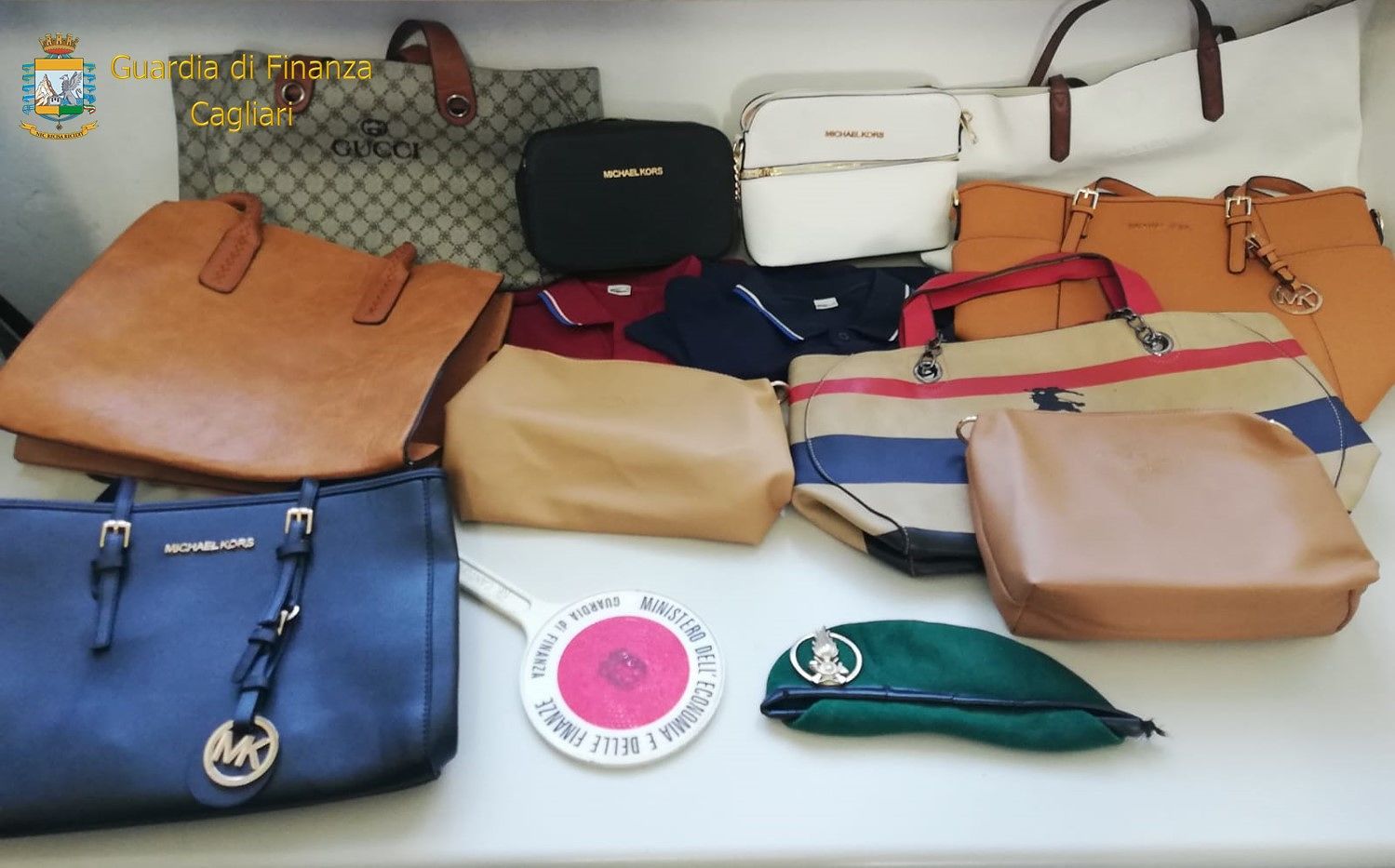 Blitz dei Baschi Verdi sotto i portici di via Roma: guerra alla contraffazione degli stranieri