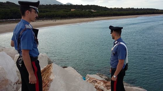 Sardegna, fanno razzia di arselle in uno stagno: nei guai due 45enni a Orosei