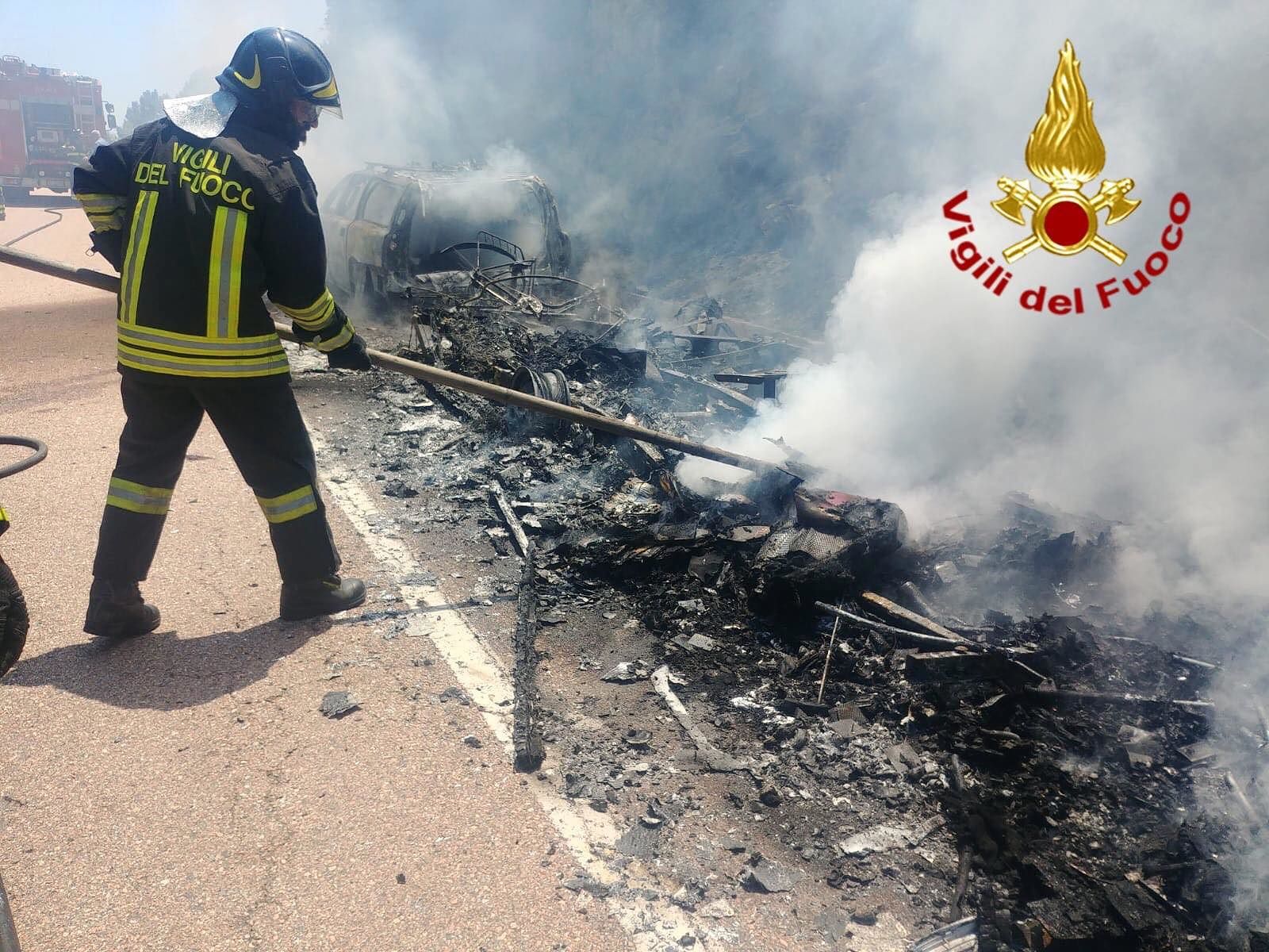 Auto con roulotte a traino prende fuoco sulla Ss125: a bordo anche due bimbi