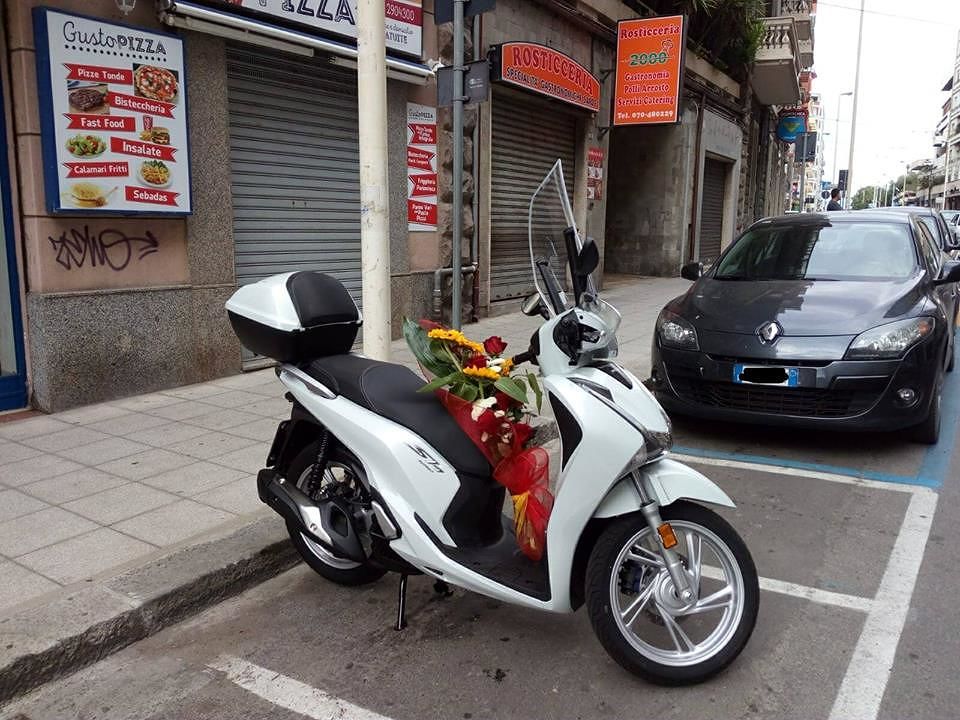 Cagliari, mazzo di fiori sopra lo scooter: gesto d’amore “antico” ai tempi di WhatsApp?