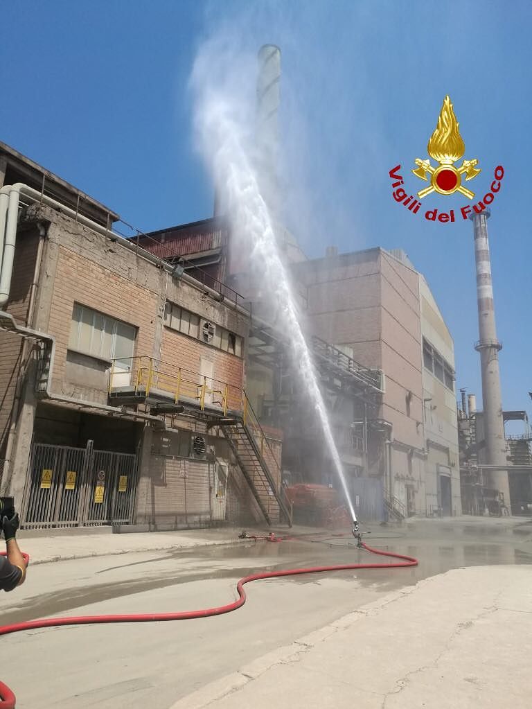 Fuoco e paura nell’area industriale di Portovesme, in un pomeriggio di inferno