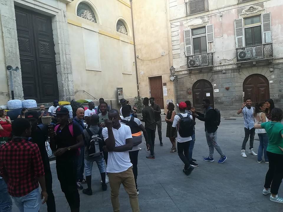 Cagliari, balli e canti per la giornata mondiale del rifugiato: “Basta con l’odio”