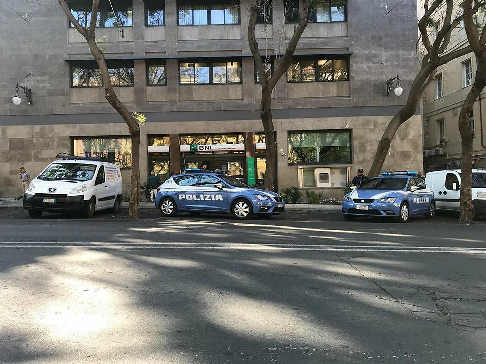 Cagliari, alba di paura nel Largo: incendio nei sotterranei della banca