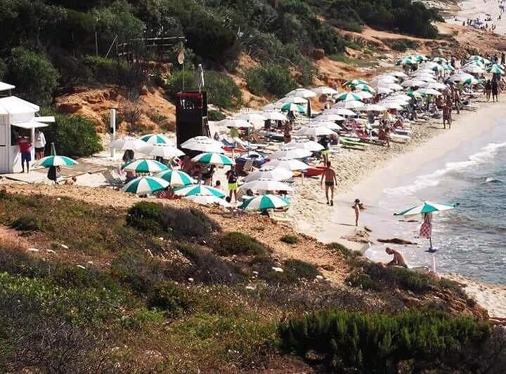 “La spiaggia di Cala Marina a Pula in mano ai privati, tra ombrelloni e lettini addio libertà”
