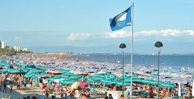 Bandiere blu in Sardegna, il Codacons va in Procura: “I Comuni pagano per averle”