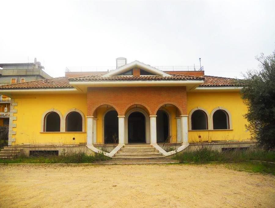 Blitz di Matteo Salvini nel villone sequestrato al clan dei Casamonica: “Lo restituiremo ai cittadini”