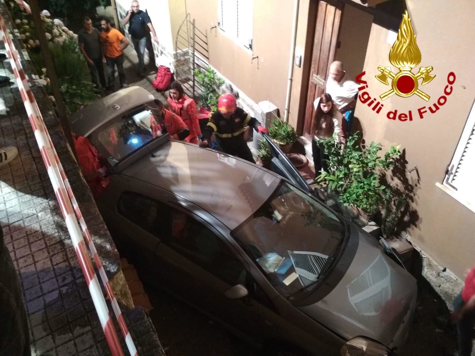 Sardegna, esce fuori strada e piomba nel cortile di un’abitazione: illeso