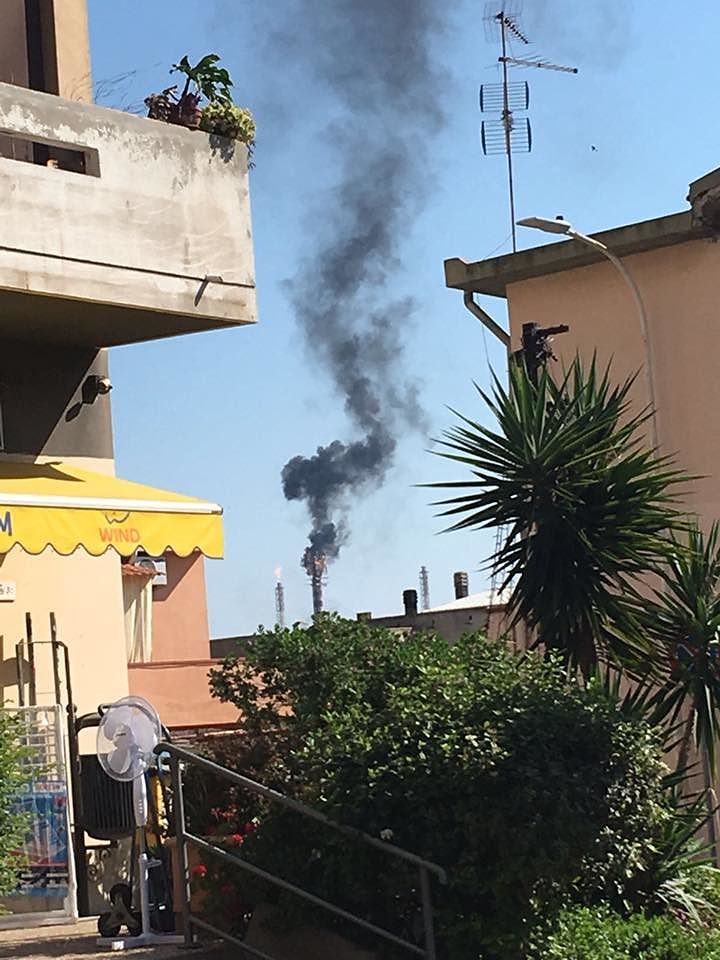 Sarroch, colonne di fumo nero dalla Saras e aria pungente: “Cosa fa la classe politica, dorme?”