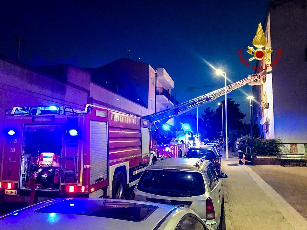 Notte di paura a Pirri, fiamme in una palazzina: salvate sette persone