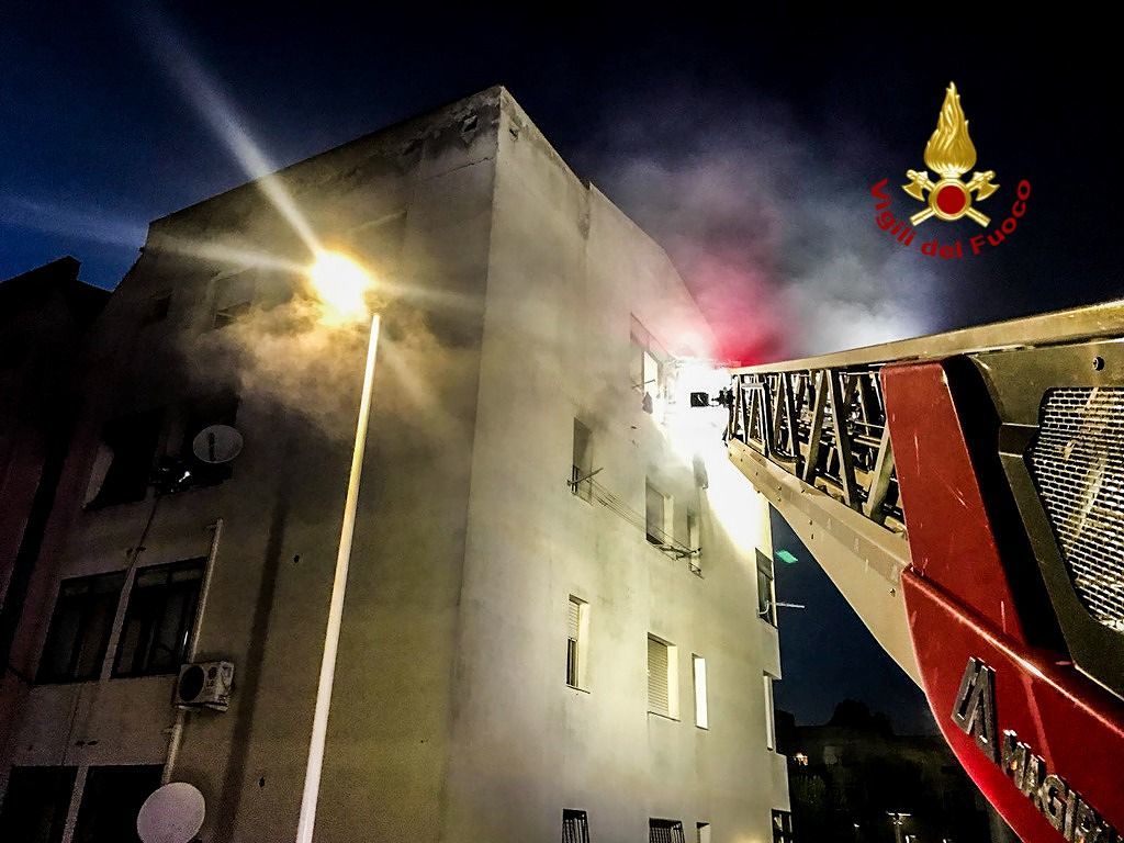 Notte di paura a Pirri, fiamme in una palazzina: salvate sette persone