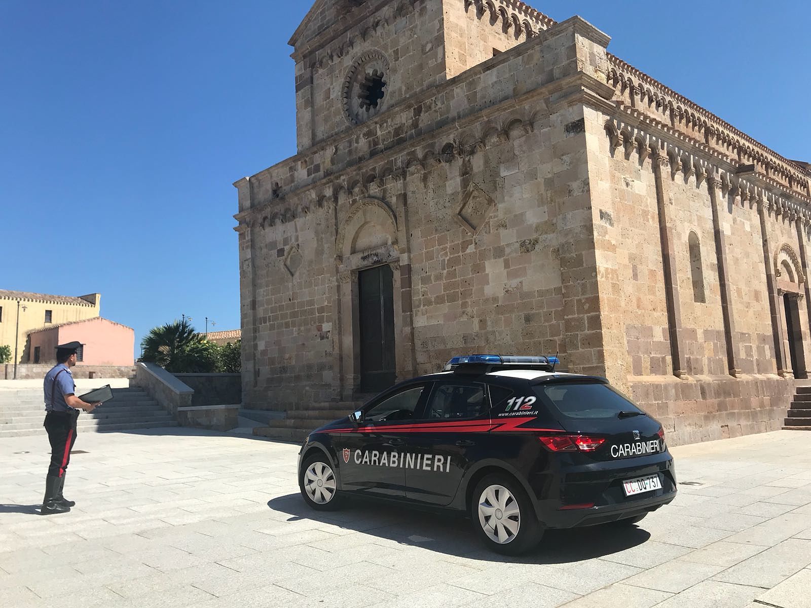 Sorpreso a rubare un’auto, giovane rumeno in manette a Tratalias
