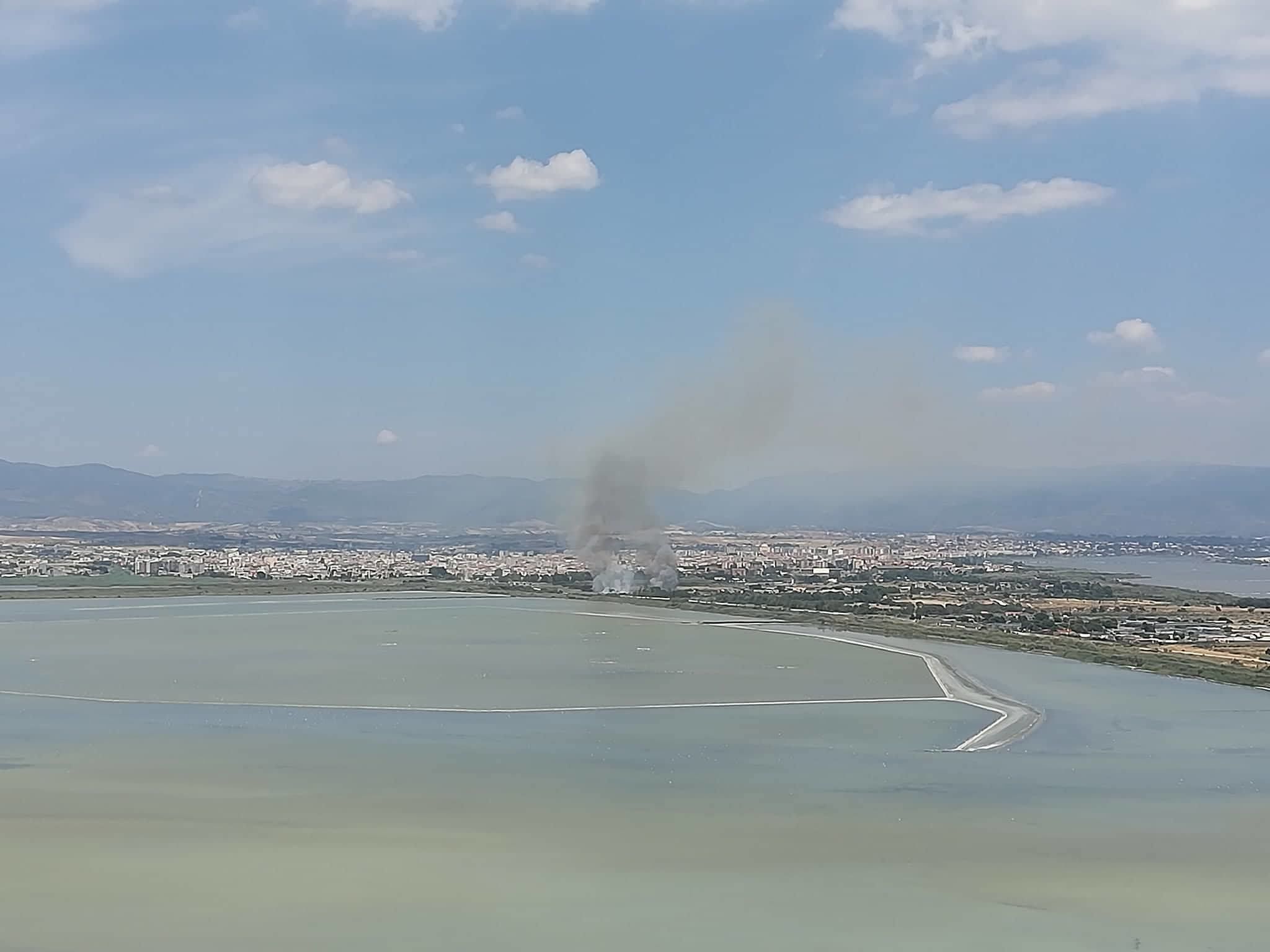 Maxi incendio a Molentargius, colpito il cuore del parco nel primo giorno d’estate