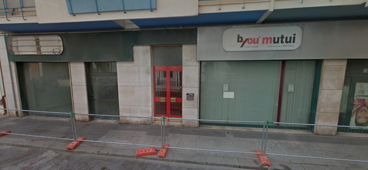 Cagliari, in via Satta abitanti barricati contro blatte e topi: “Petizione in Questura”