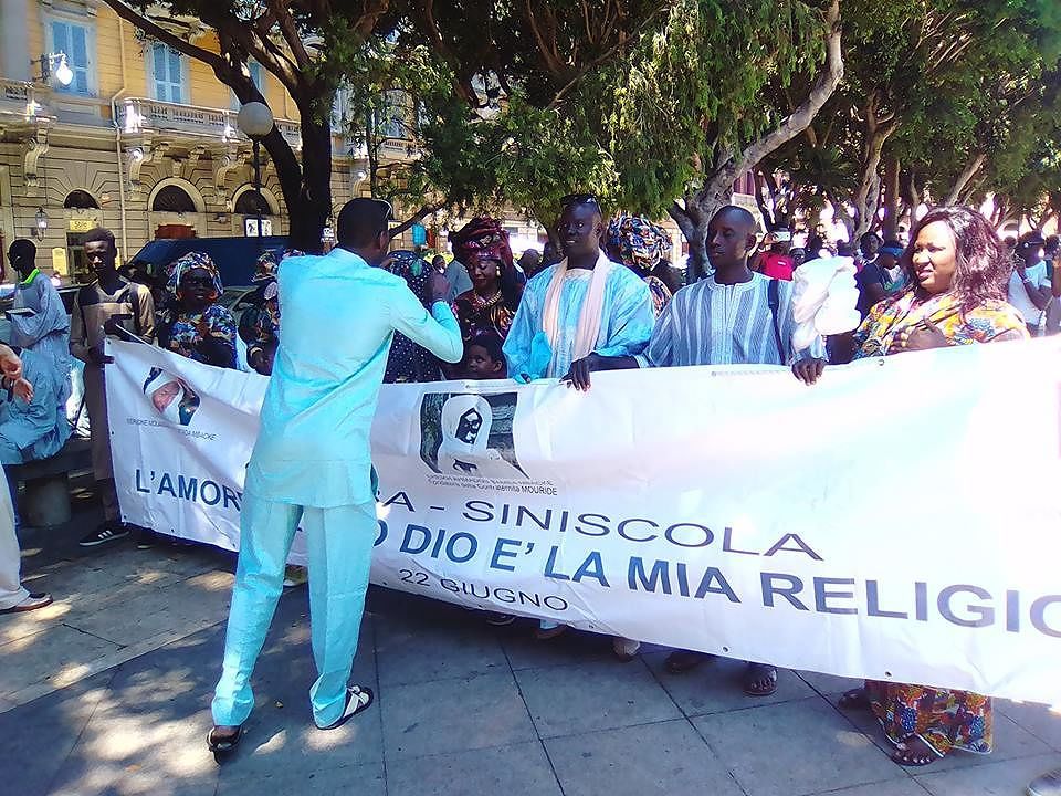 Senegalesi in marcia a Cagliari, in migliaia per ricordare Cheikh Ahmadou Bamba Mbackè